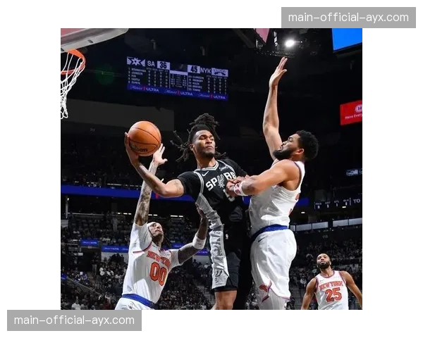 太阳马刺比赛，布克伤退影响球队外线火力