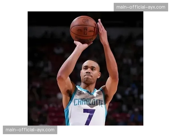 鹈鹕与双向合同球员麦戈文斯签下三年新合同，三分命中率达45.3%