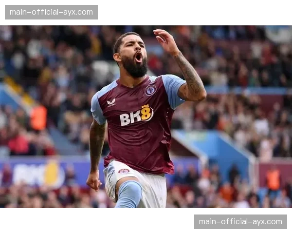 官方伤病通告：维拉中场核心道格拉斯·路易斯腿筋拉伤