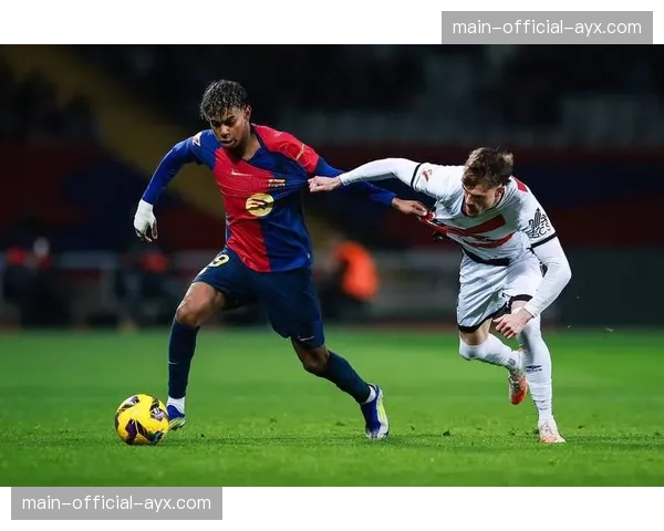 数百名巴列卡诺球迷集会，游行支持球队保级